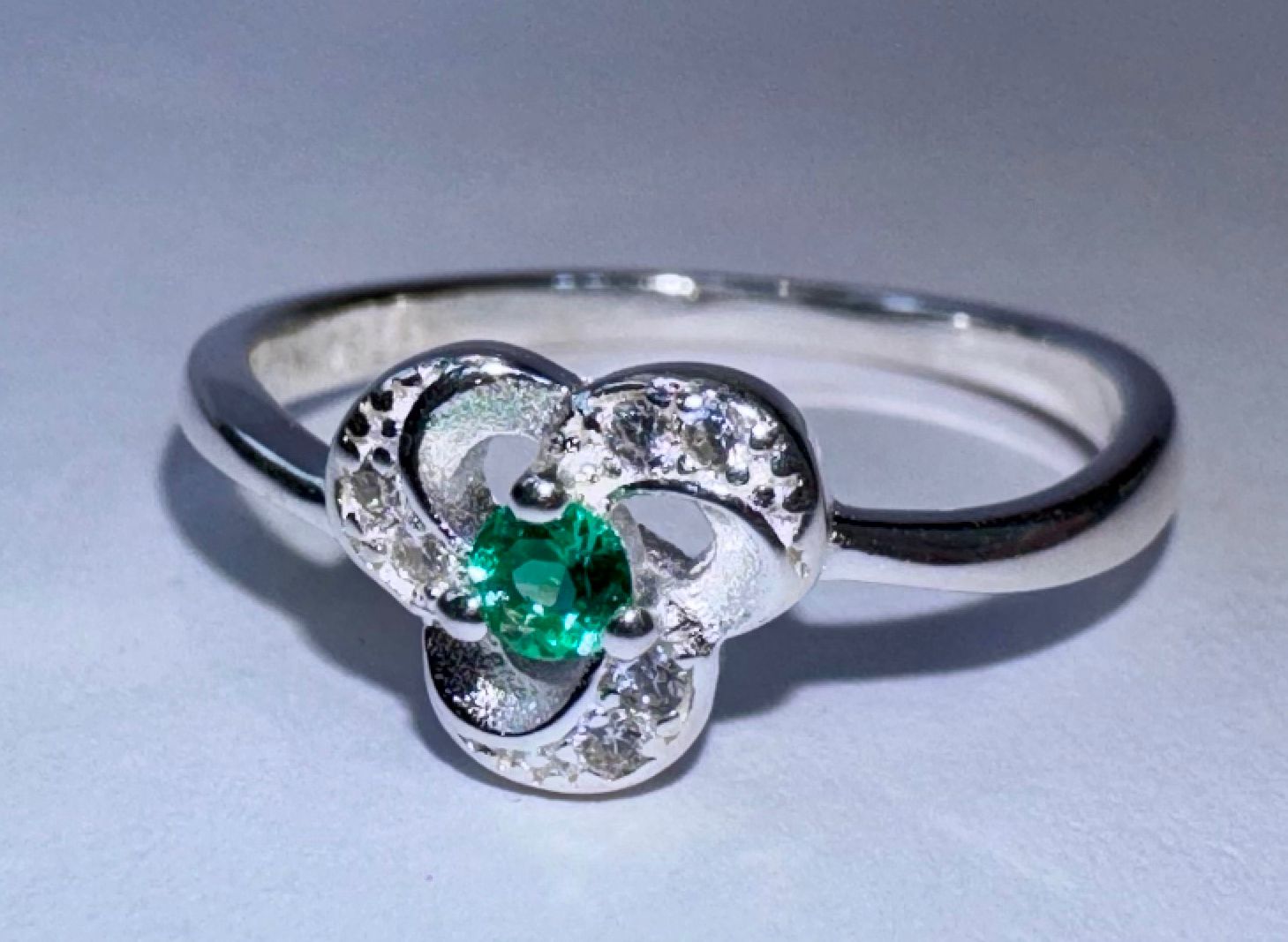 Anillo de Plata Italiana 925 con Esmeralda Colombiana Natural de 2mm. VEGA