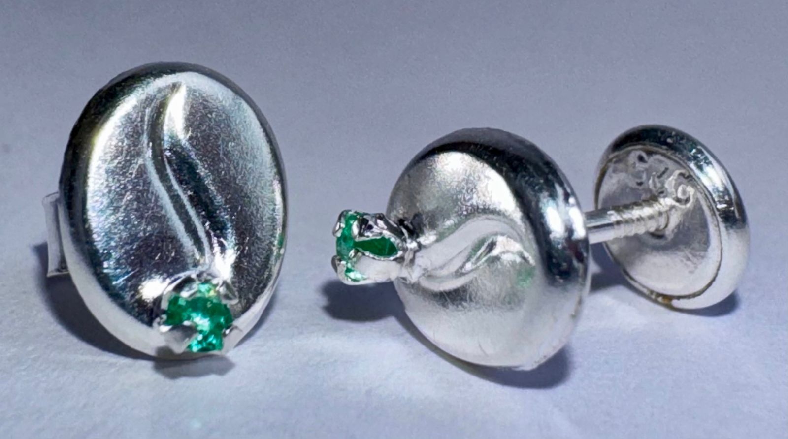Pendientes en Plata Italiana 925 con Esmeralda Natural Colombiana de 1mm. CAFE
