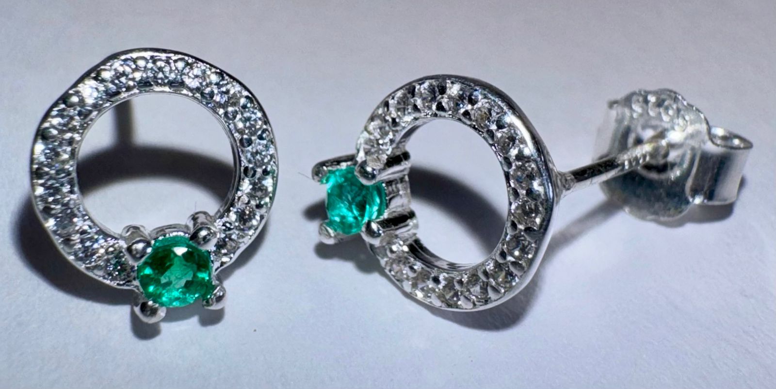 Pendientes en Plata Italiana 925 con Esmeralda Natural Colombiana de 2mm. EOS