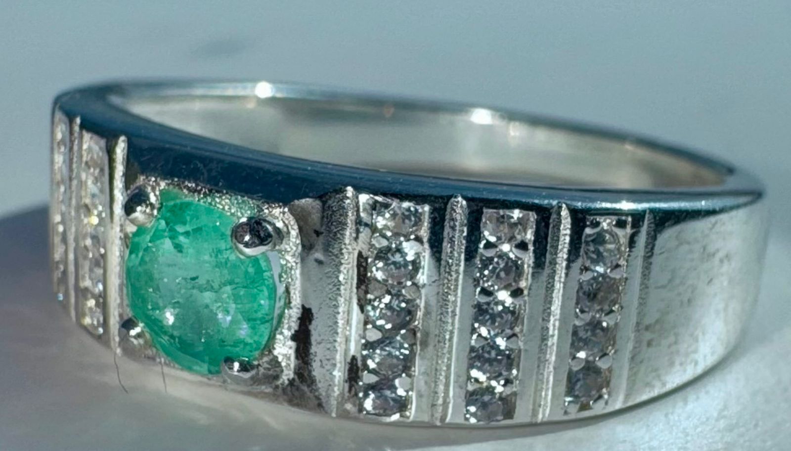 Anillo KAIROS en plata 925 con una esmeralda redonda natural colombiana de 4.5mm y 0.34ct. Talla 10 US
