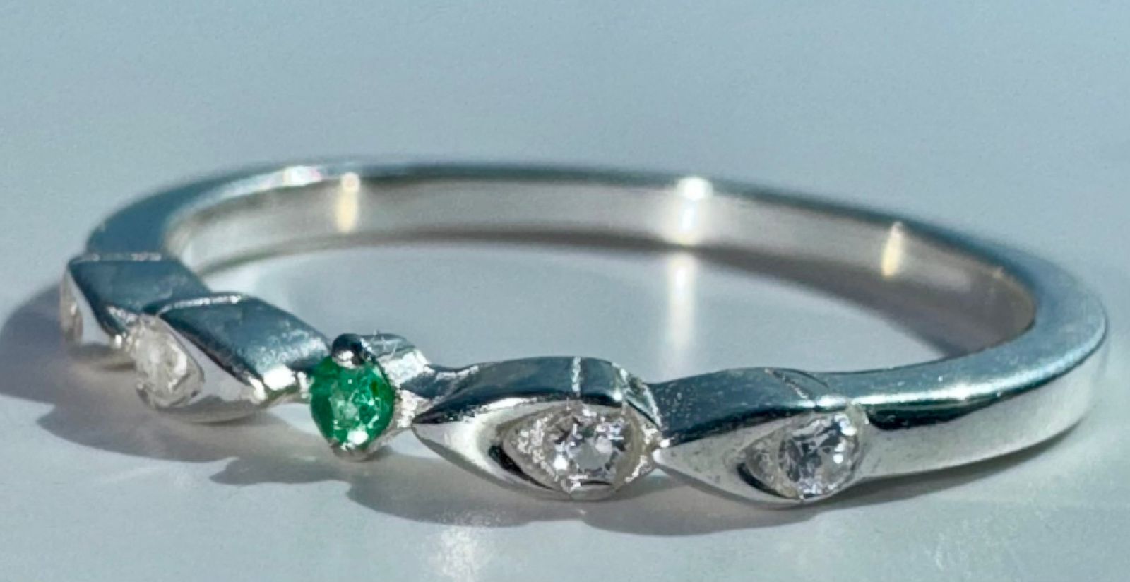 Anillo ELUNA en plata 925 con una esmeralda redonda natural colombiana de 1.5mm y 0.04ct. Talla 5 US