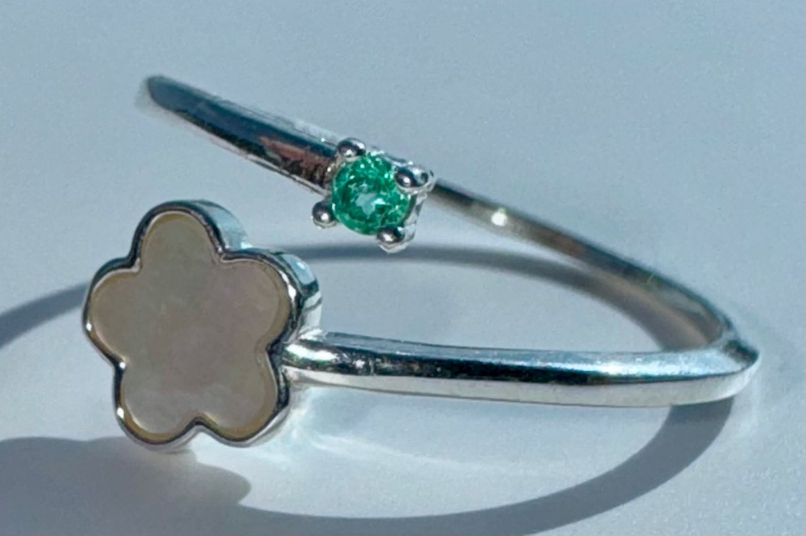 Anillo VELORA en plata 925 con una esmeralda redonda natural colombiana de 2mm y 0.05ct. Talla 6.5 US