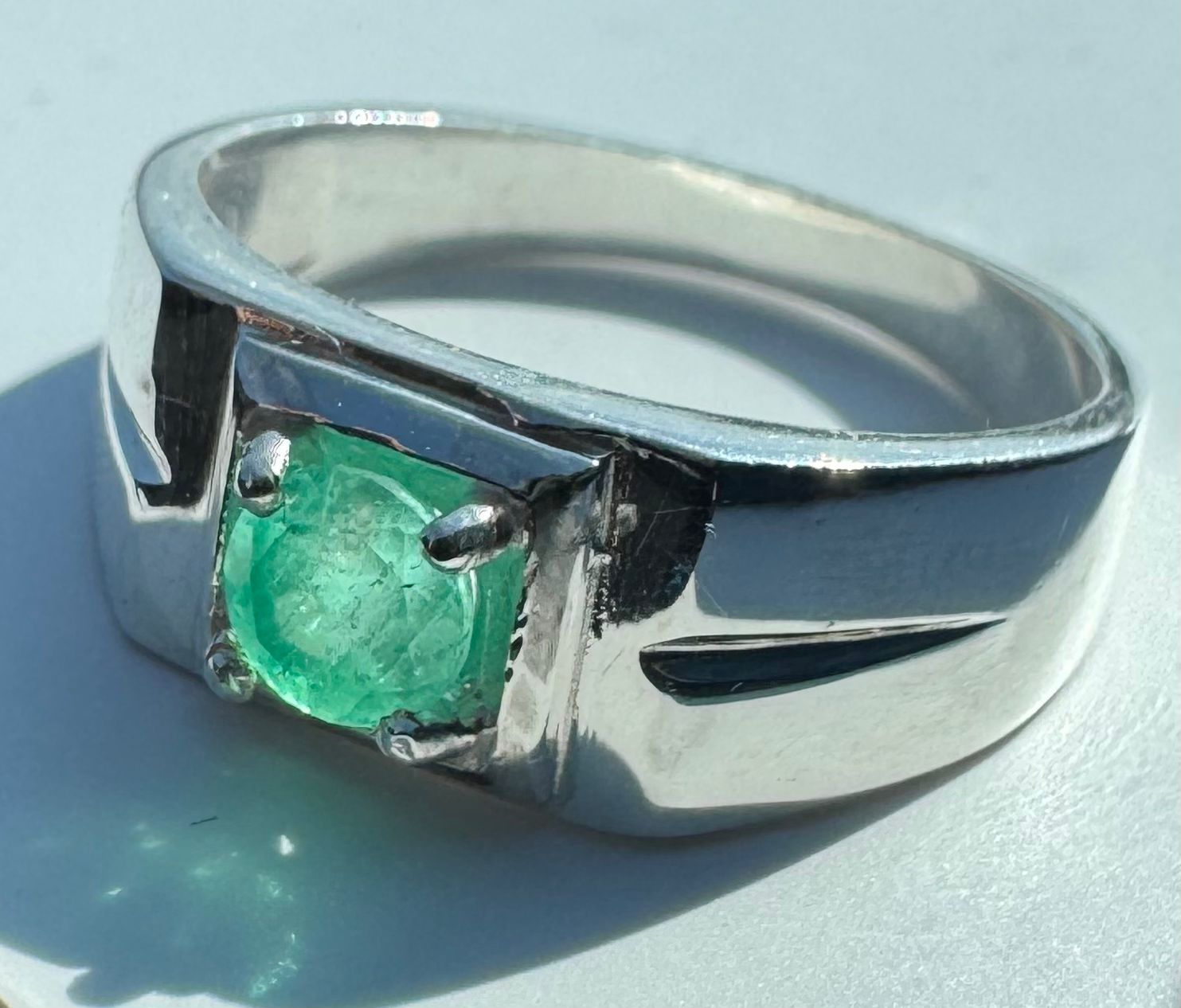 Anillo YLORA en plata 925 con una esmeralda redonda natural colombiana de 6mm y 0.32ct. Talla 12.5 US