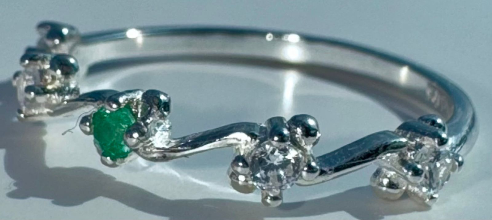Anillo KALYSA en plata 925 con una esmeralda redonda natural colombiana de 2mm y 0.07ct. Talla 7.5 US