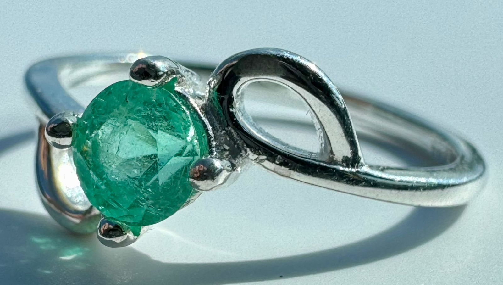 Anillo AURA en plata 925 con una esmeralda redonda natural colombiana de 4.5mm y 0.15ct. Talla 5.5 US