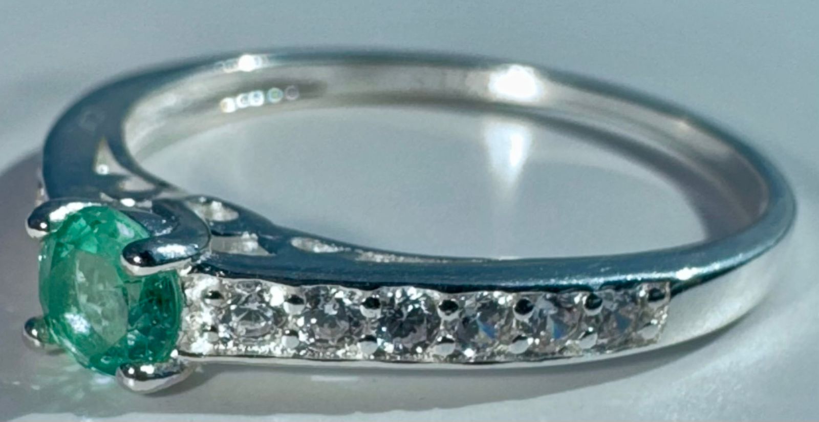 Anillo ORIA en plata 925 con una esmeralda redonda natural colombiana de 4mm y 0.13ct. Talla 6.5 US