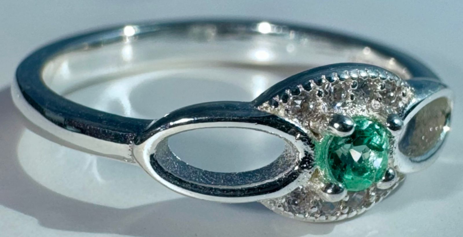 Anillo KAIRA en plata 925 con una esmeralda redonda natural colombiana de 3mm y 0.11ct. Talla 6.5 US
