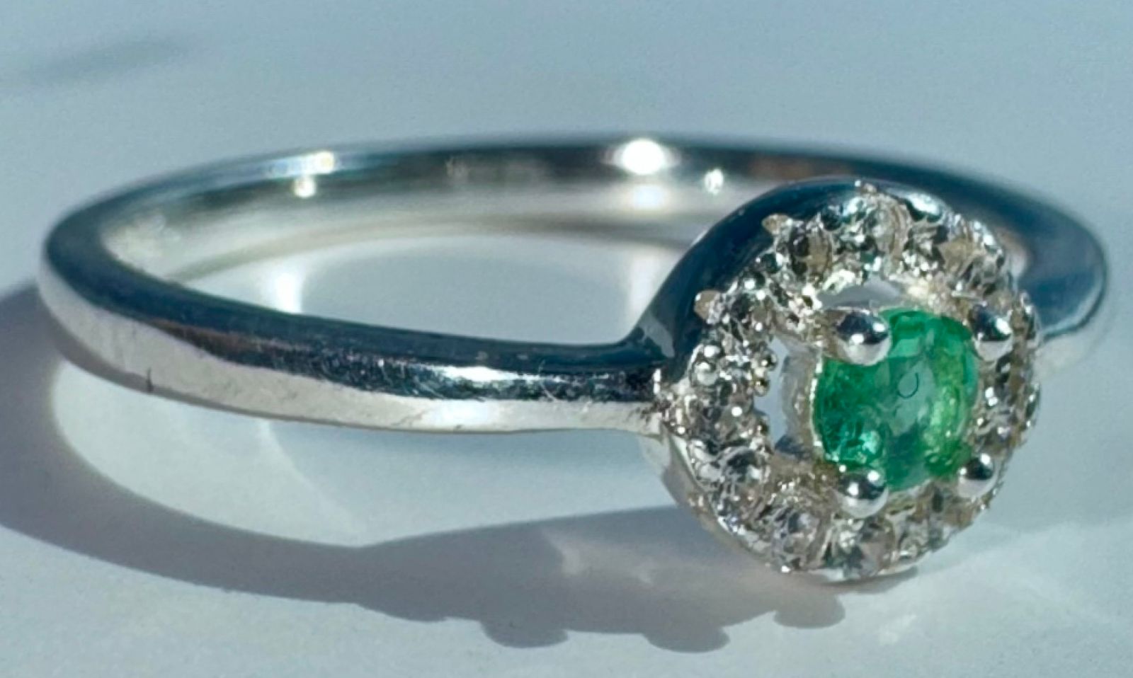 Anillo NAHARA en plata 925 con una esmeralda redonda natural colombiana de 3mm y 0.11ct. Talla 7 US