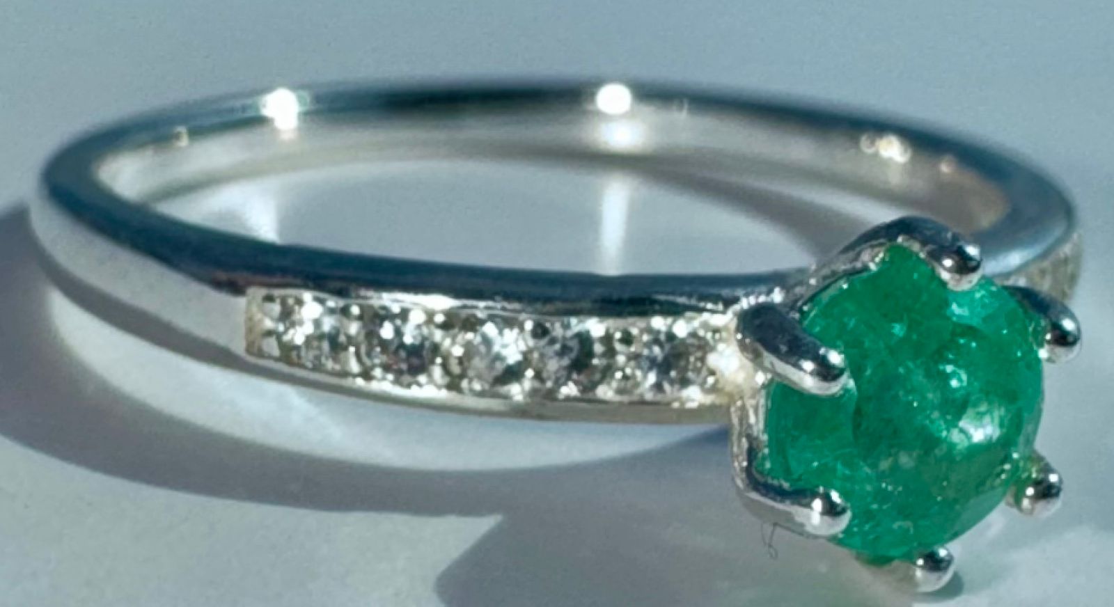 Anillo VELUNA en plata 925 con una esmeralda redonda natural colombiana de 4.5mm y 0.34ct. Talla 5.5 US