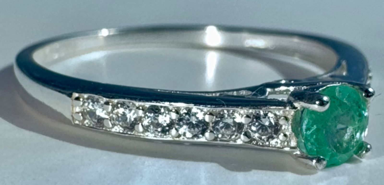 Anillo ASTRE en plata 925 con una esmeralda redonda natural colombiana de 3.5mm y 0.17ct. Talla 5.5 US