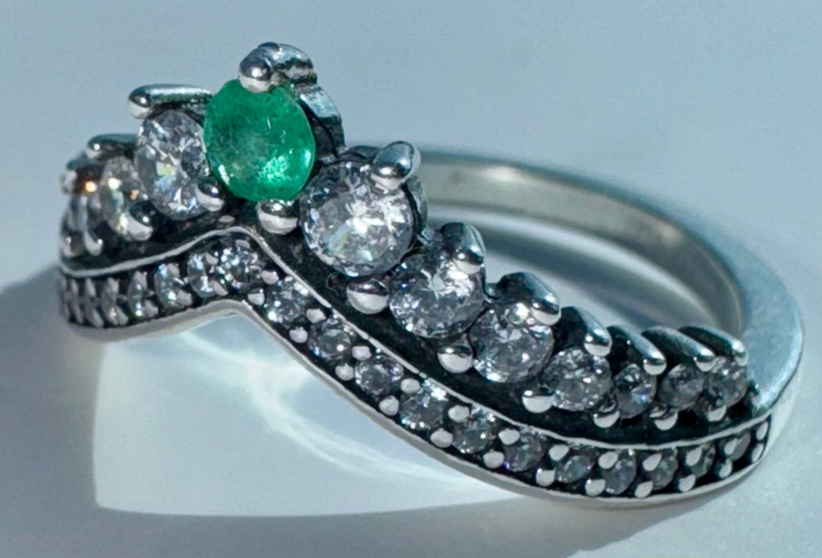 Anillo ELANDRA con forma de corona en plata 925 con una esmeralda redonda natural colombiana de 3mm y 0.12ct. Talla 5.5 US