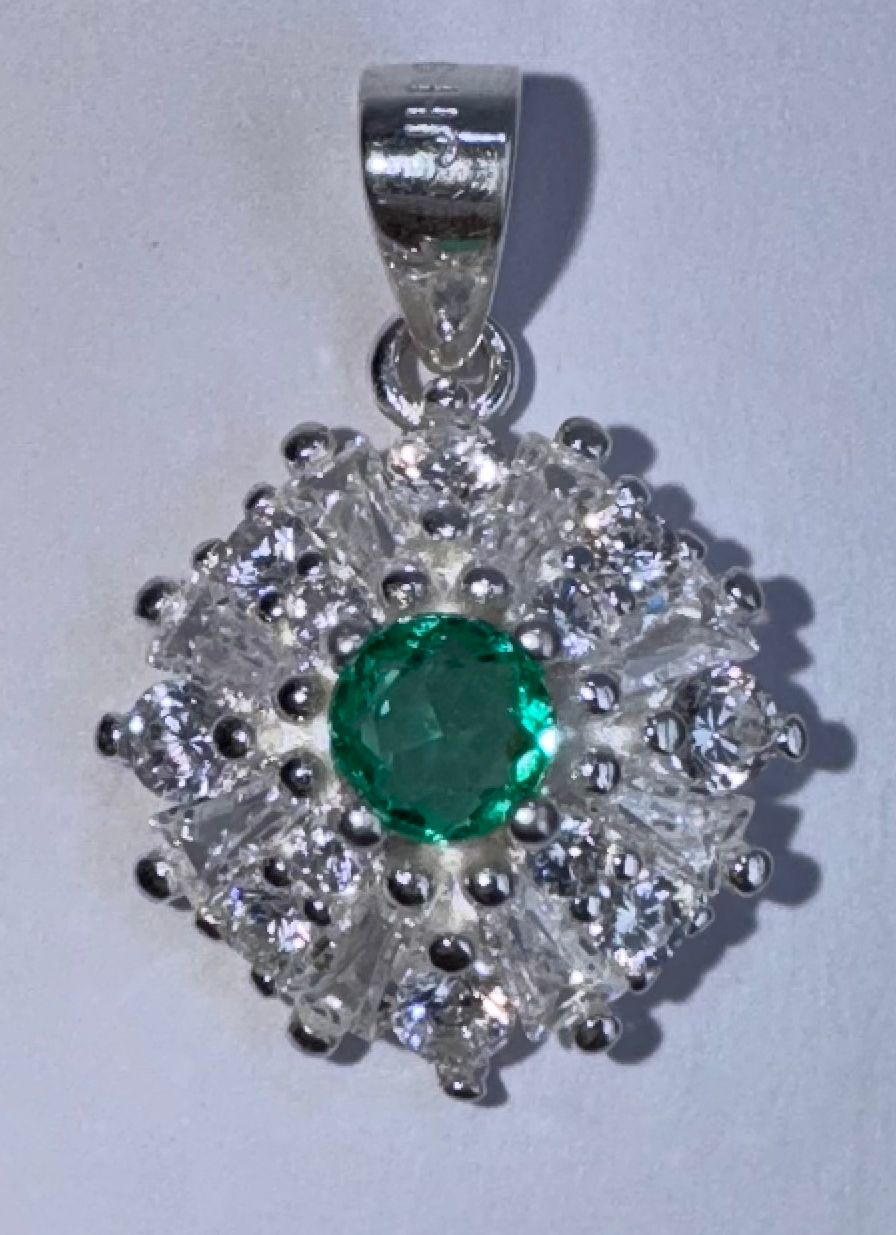 Colgante en Plata Italiana 925 con Esmeralda Natural Colombiana de 4mm. ARIEL