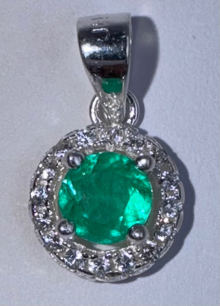 Colgante en Plata Italiana 925 con Emeralda Natural Colombiana de 5mm. KORA