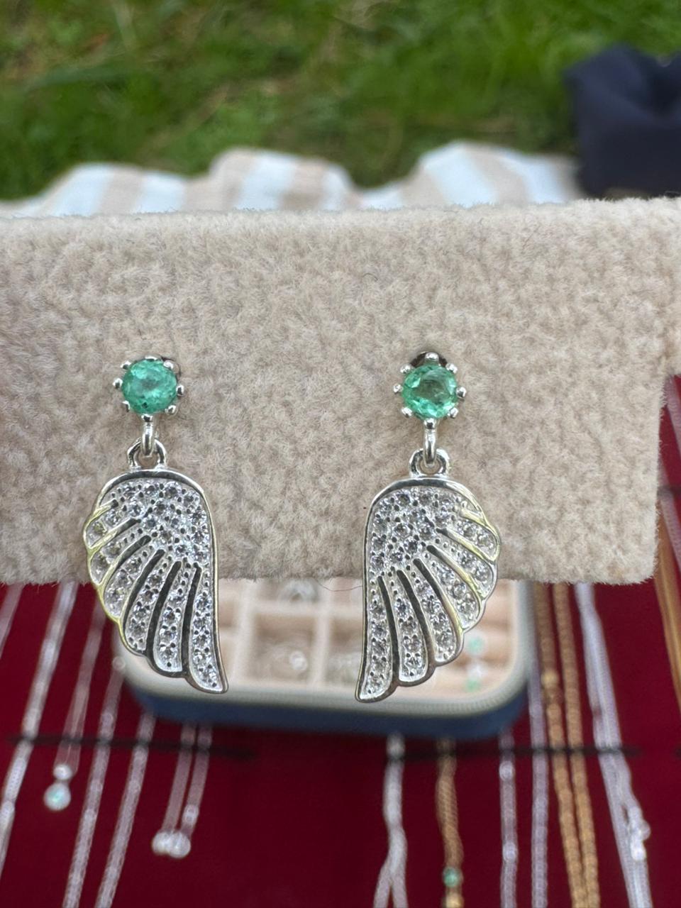 Pendientes ANGEL en Plata Italiana 925 con Esmeralda Natural Colombiana de 0.13ct y 3mm de diámetro.