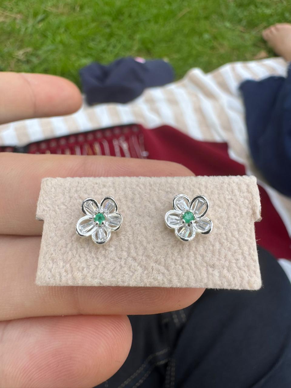 Pendientes ALENA en Plata Italiana 925 con Esmeralda Natural Colombiana de 0.08ct y 2mm de diámetro.
