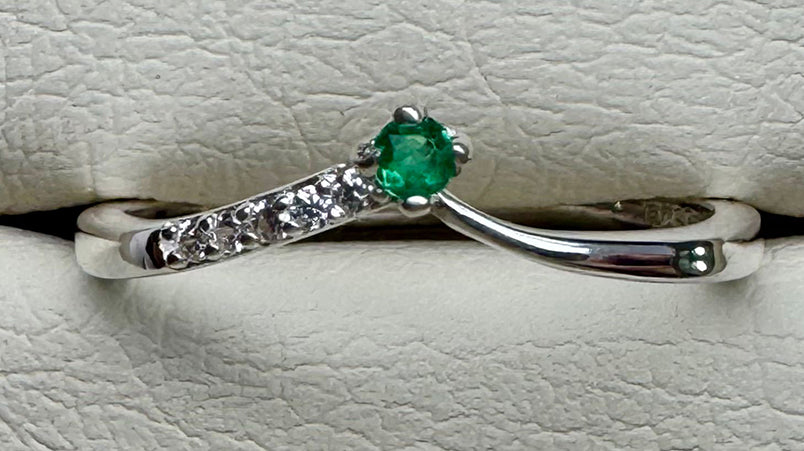 Anillo de Plata Italiana 925 con Esmeralda Natural Colombiana de 1.5mm. NOVA