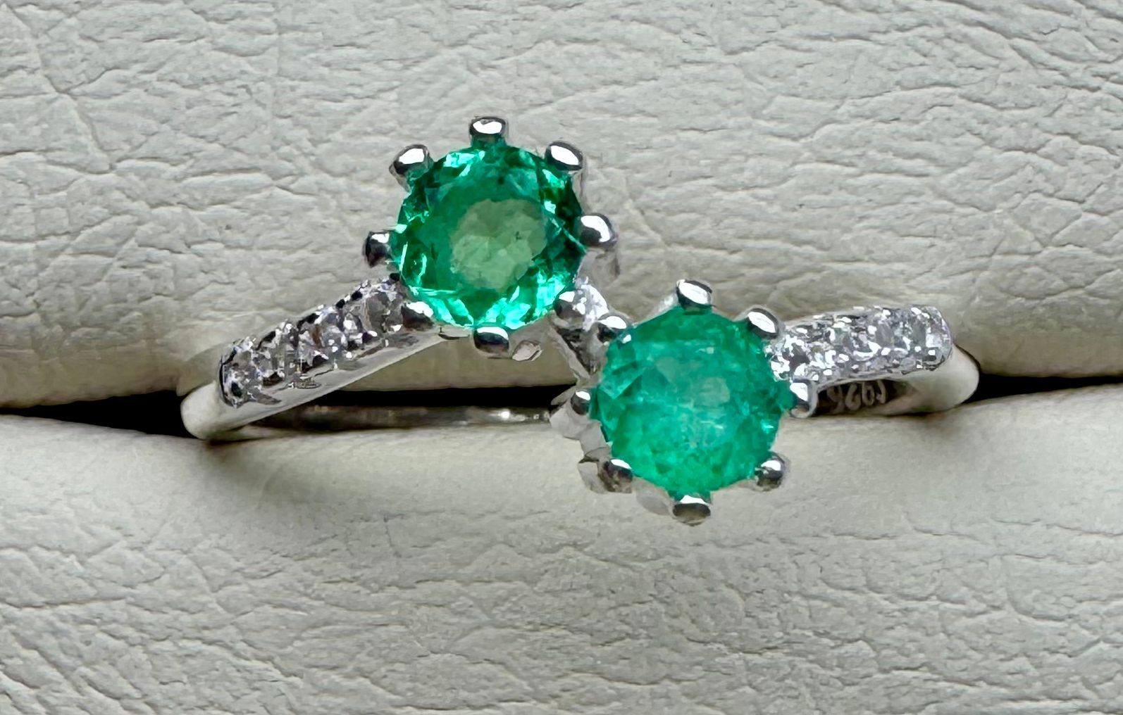 Anillo de Plata Italiana 925 con dos Esmeraldas Naturales Colombianas de 4mm. ORION