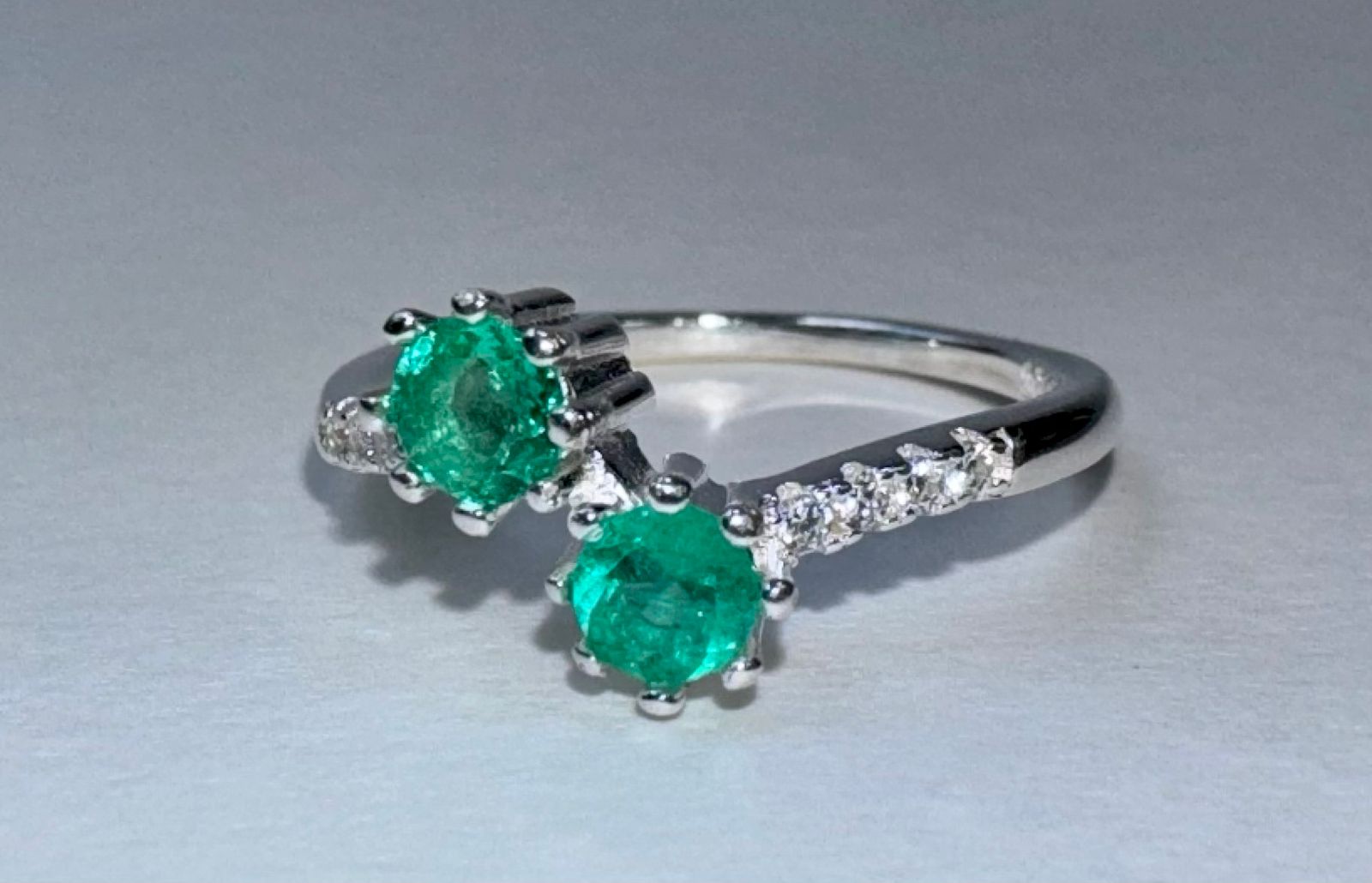 Anillo de Plata Italiana 925 con dos Esmeraldas Naturales Colombianas de 4mm. ORION