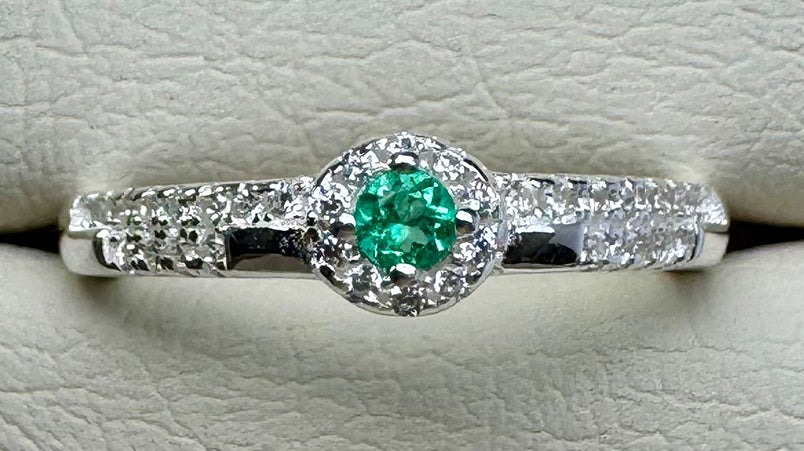 Anillo de Plata Italiana 925 con Esmeralda Natural Colombiana de 2.5mm. SIRIUS