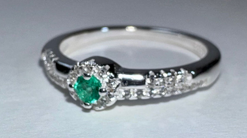 Anillo de Plata Italiana 925 con Esmeralda Natural Colombiana de 2.5mm. SIRIUS