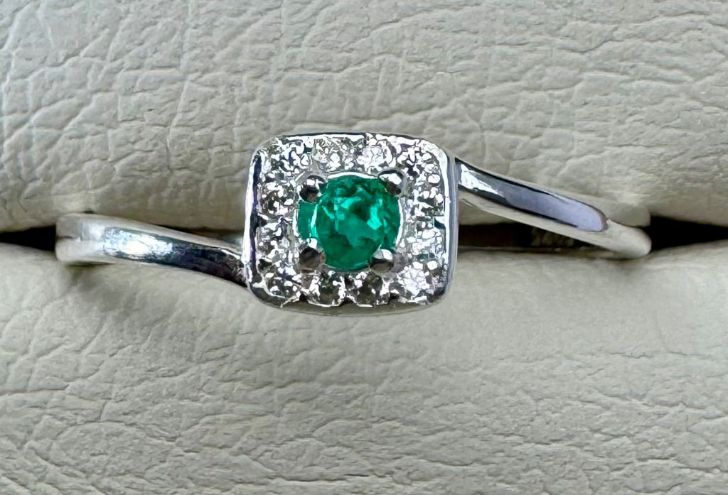 Anillo en Plata Italiana 925 con Esmeralda Natural Colombiana de 3mm. MIRA