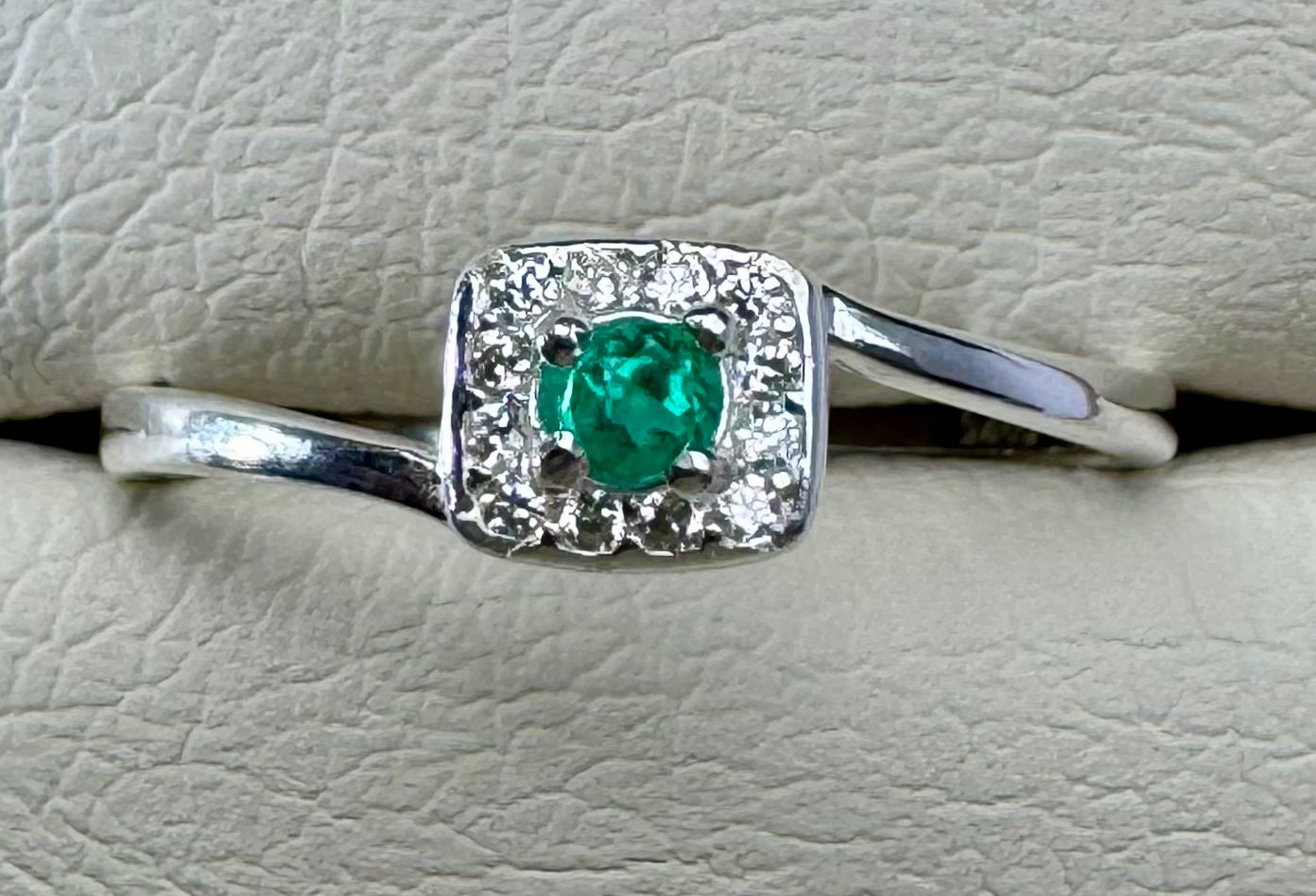 Anillo en Plata Italiana 925 con Esmeralda Natural Colombiana de 3mm. MIRA