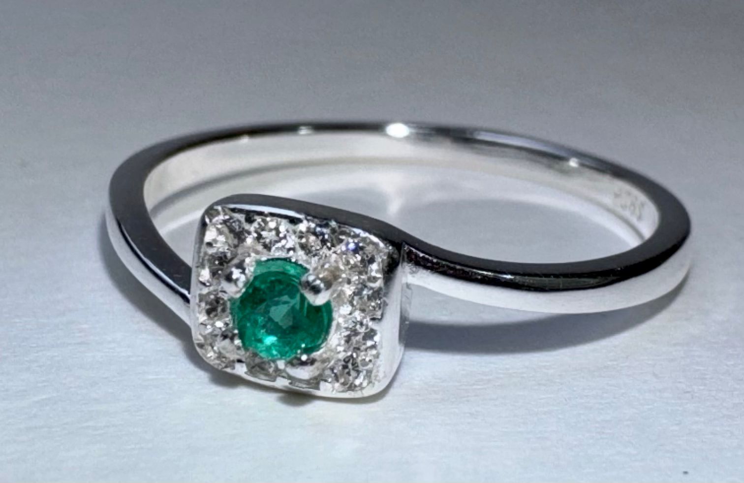 Anillo en Plata Italiana 925 con Esmeralda Natural Colombiana de 3mm. MIRA