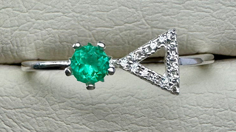 Anillo en Plata Italiana 925 con Esmeralda Natural Colombiana de 3mm. NYSA