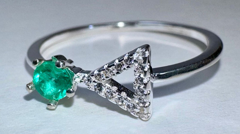 Anillo en Plata Italiana 925 con Esmeralda Natural Colombiana de 3mm. NYSA
