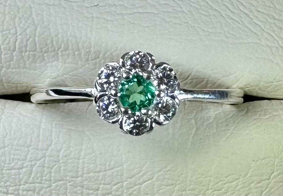 Anillo en Plata Italiana 925 con Esmeralda Natural Colombiana de 4mm. ELARA