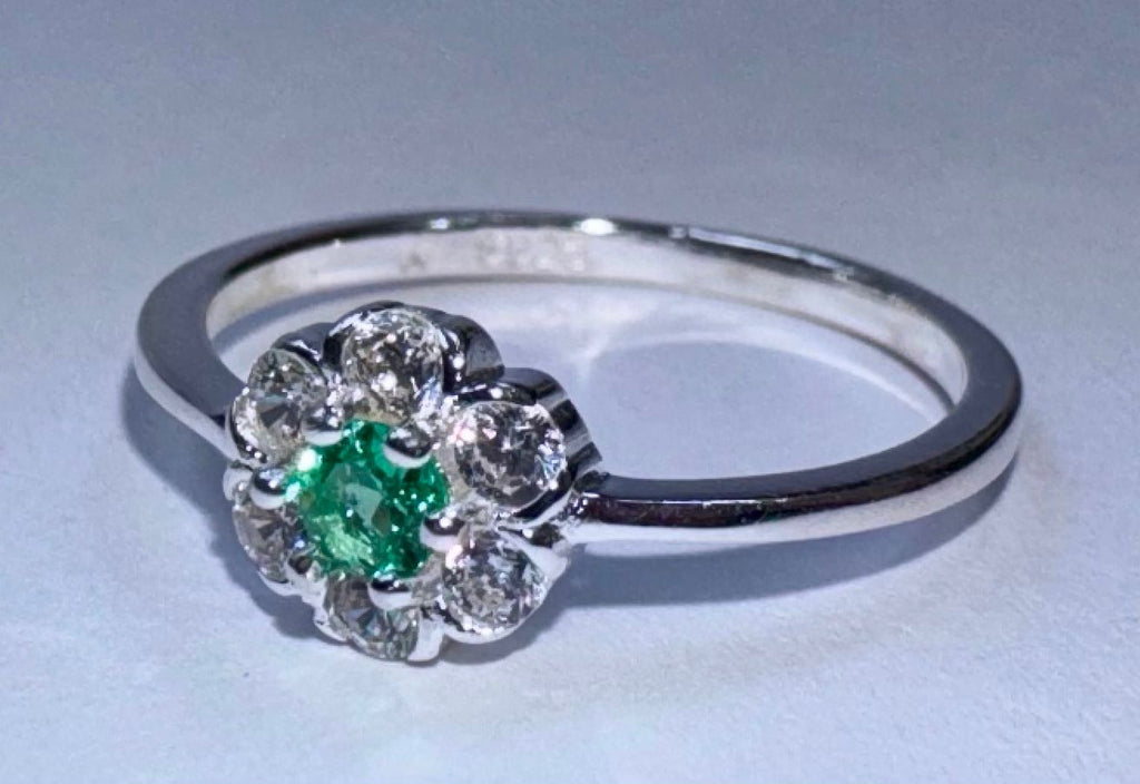 Anillo en Plata Italiana 925 con Esmeralda Natural Colombiana de 4mm. ELARA