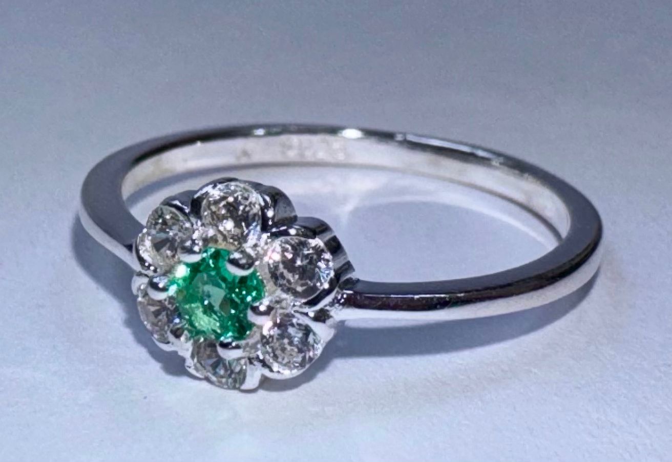 Anillo en Plata Italiana 925 con Esmeralda Natural Colombiana de 4mm. ELARA