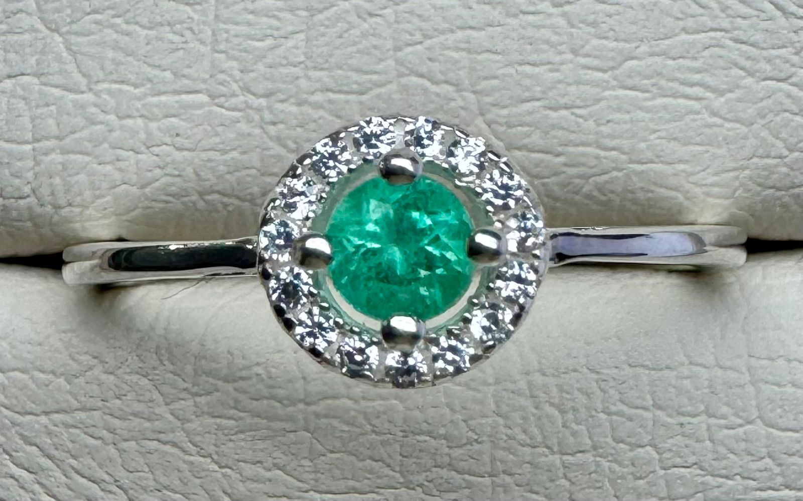 Anillo de Plata Italiana 925 con Esmeralda Natural Colombiana de 4mm. LYRA