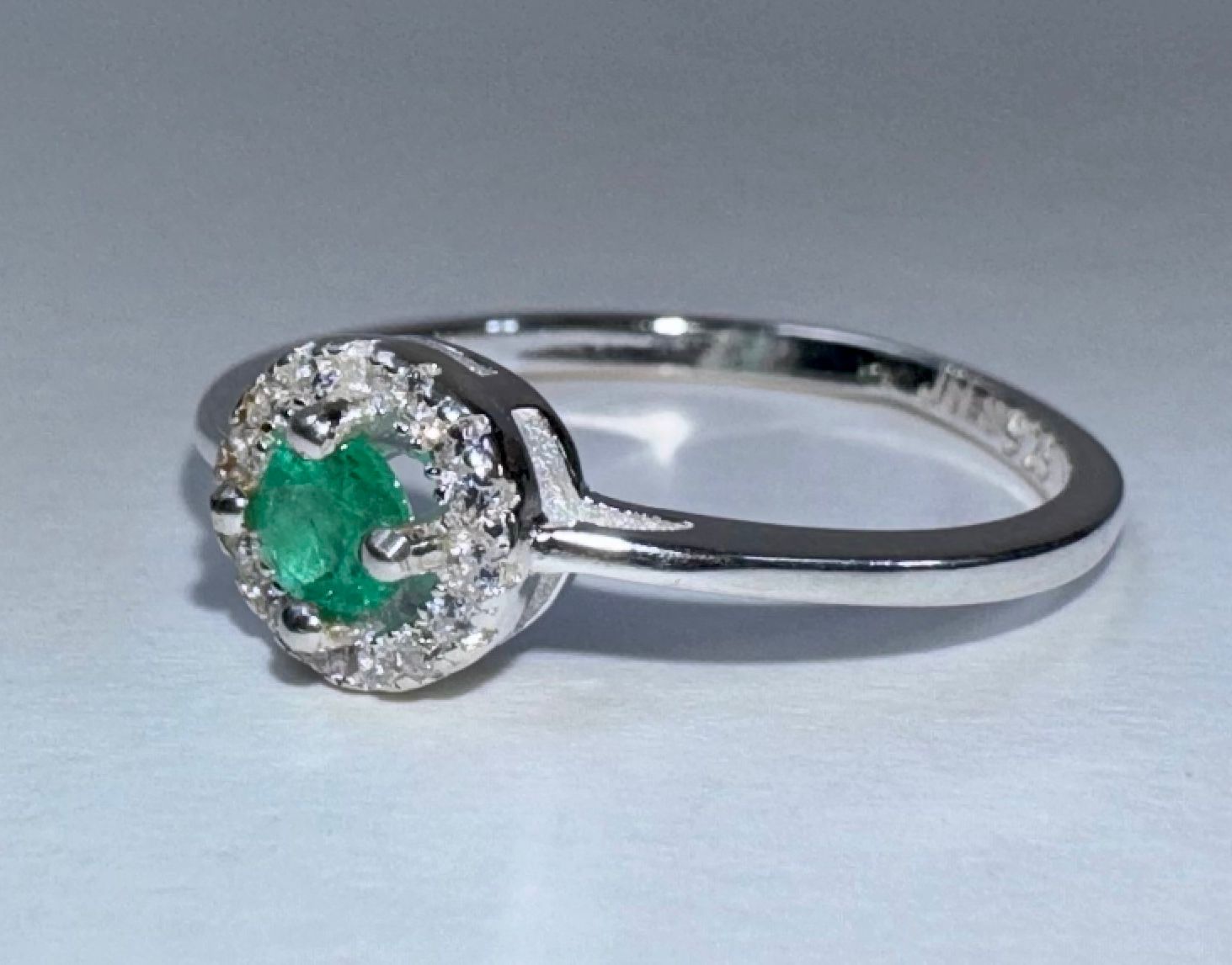 Anillo de Plata Italiana 925 con Esmeralda Natural Colombiana de 4mm. LYRA