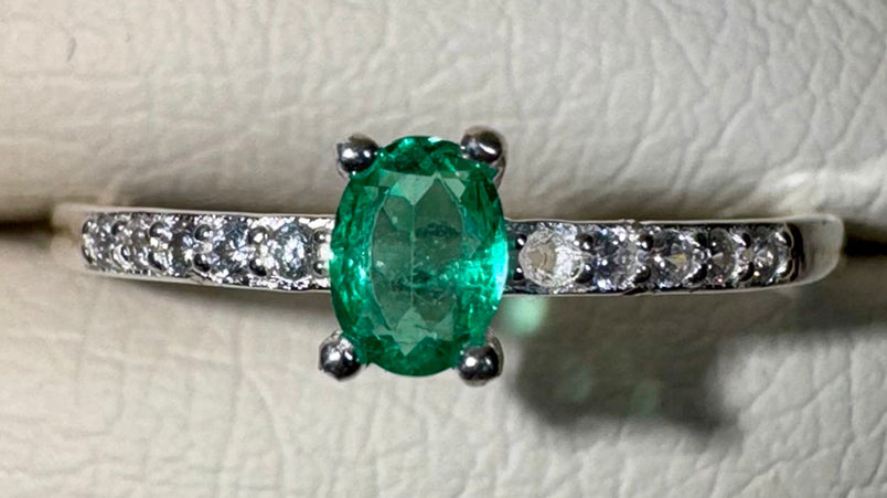 Anillo en Plata Italiana 925 con Esmeralda Natural Colombiana de 4x3mm. EIRA