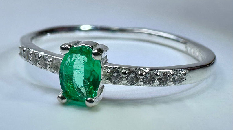 Anillo en Plata Italiana 925 con Esmeralda Natural Colombiana de 4x3mm. EIRA